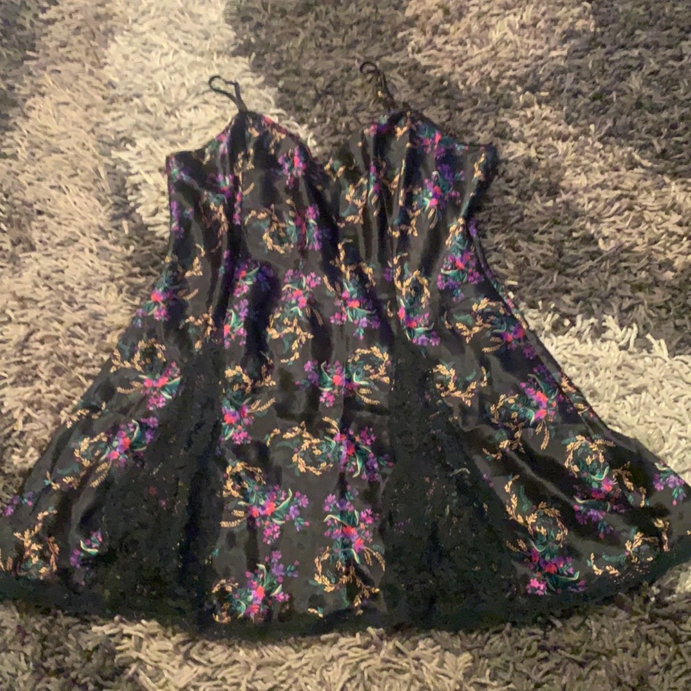 Victoria’s Secret Size L floral Chemise good cond